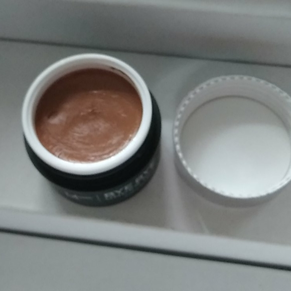 It cosmetics bye bye under eye concealing pot - Picture 2 of 3